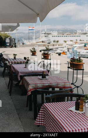 Caffè vuoto sull'argine a Supetar, isola di Brac, Croazia. Destinazione di viaggio in Croazia. Foto Stock