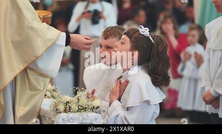 Lida, Bielorussia - 31 maggio 2022: I bambini vanno alla prima Santa comunione. Foto Stock