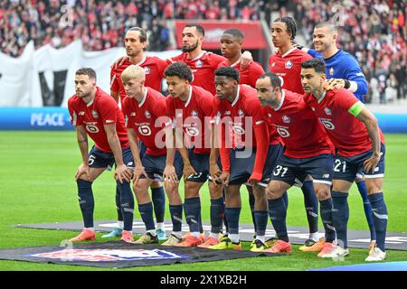 Giocatori di Lille con Yusuf Yazıcı (12) di Lille, Nabil Bentaleb (6) di Lille, Bafode Diakite (18) di Lille, Leny Yoro (15) di Lille, portiere Lucas Chevalier (30) di Lille, Gabriel Gudmundsson (5) di Lille, Hakon Arnar Haraldsson (7) di Lille, Tiago Santos (22) di Lille, Jonathan David (9) di Lille Ismaily (31) di Lille e Benjamin Andre (21) di Lille posano per una foto della squadra durante il turno finale di UEFA Conference League - partita di andata e ritorno nella stagione 2023-2024 tra Lille OSC e Aston Villa il 18 aprile 2024 a Lille, Francia. (Foto di David Catry/Isosport) Foto Stock