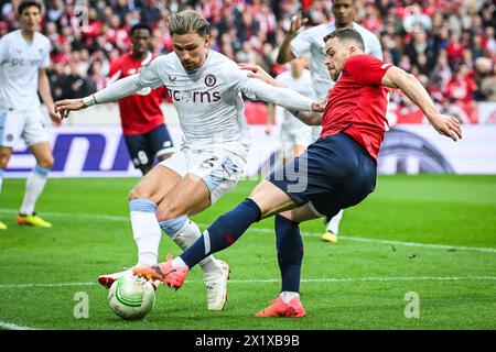 Matty CASH di Aston Villa e Gabriel GUDMUNDSSON di Lille durante la UEFA Conference League, i quarti di finale, partita di calcio di 2a tappa tra Losc Lille e Aston Villa il 18 aprile 2024 allo stadio Pierre Mauroy di Villeneuve-d'Ascq vicino Lille, Francia - foto Matthieu Mirville/DPPI Credit: DPPI Media/Alamy Live News Foto Stock