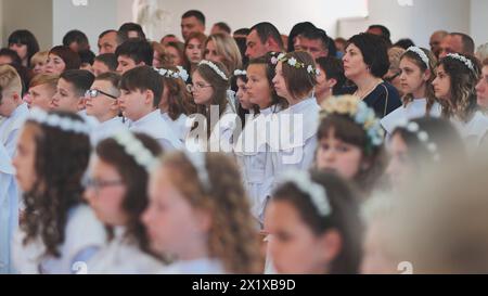 Lida, Bielorussia - 31 maggio 2022: Bambini in una chiesa cattolica durante la loro prima comunione. Foto Stock