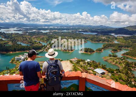 Guatape Reservoir, Peñol Stone, El Peñol, Antioquia, Colombia, sud America. Foto Stock