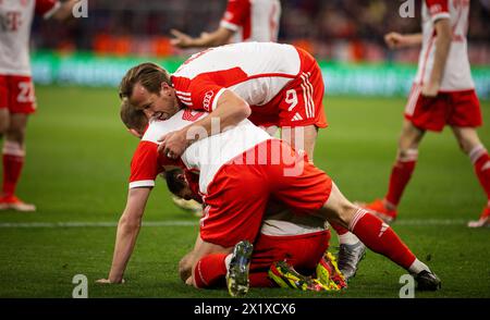 Monaco di Baviera, Germania. 17 aprile 2024. Schlussjubel Leon Goretzka (Monaco) Matthijs de Ligt (Monaco) Harry Kane (Monaco) Bayern Monaco - Arsenale Londra Foto Stock