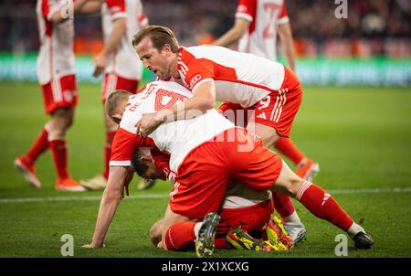 Monaco di Baviera, Germania. 17 aprile 2024. Schlussjubel Leon Goretzka (Monaco) Matthijs de Ligt (Monaco) Harry Kane (Monaco) Bayern Monaco - Arsenale Londra Foto Stock