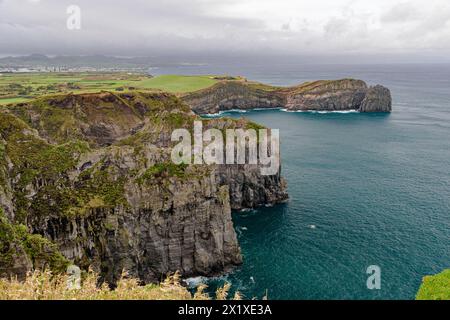 Alta scogliera nel Miradouro do Cintrao lungo la costa settentrionale dell'isola di Sao Miguel, nell'arcipelago delle Azzorre Foto Stock