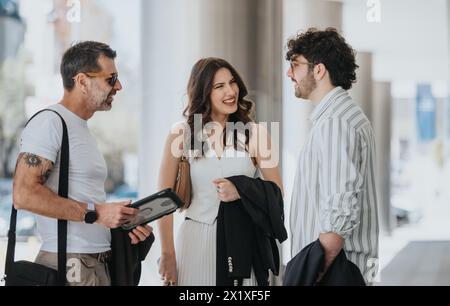 Colleghi d'affari che discutono di strategie in un ambiente urbano Foto Stock