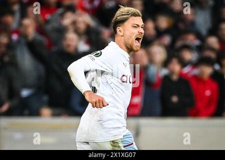 18 aprile 2024, Villeneuve-D'ascq, Francia: Matty CASH dell'Aston Villa celebra il suo gol durante la partita di UEFA Europa Conference League tra Lille OSC (LOSC) e Aston Villa allo stadio Pierre Mauroy il 18 aprile 2024 a Villeneuve-d'Ascq vicino Lille, Francia. (Credit Image: © Matthieu Mirville/ZUMA Press Wire) SOLO PER USO EDITORIALE! Non per USO commerciale! Foto Stock