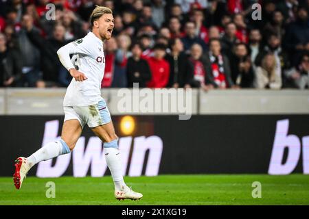 18 aprile 2024, Villeneuve-D'ascq, Francia: Matty CASH dell'Aston Villa celebra il suo gol durante la partita di UEFA Europa Conference League tra Lille OSC (LOSC) e Aston Villa allo stadio Pierre Mauroy il 18 aprile 2024 a Villeneuve-d'Ascq vicino Lille, Francia. (Credit Image: © Matthieu Mirville/ZUMA Press Wire) SOLO PER USO EDITORIALE! Non per USO commerciale! Foto Stock