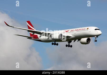 Un Airbus A350-900 di Air Mauritius si avvicina all'aeroporto Gatwick di Londra Foto Stock