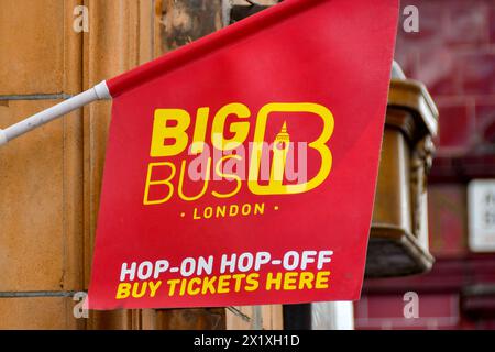 Londra, Inghilterra, Regno Unito - 28 giugno 2023: Bandiera che pubblicizza una biglietteria per la compagnia di autobus turistici Big Bus nel centro di Londra Foto Stock