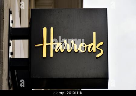 Londra, Inghilterra, Regno Unito - 28 giugno 2023: Cartello sul fronte di Harrods nel centro di Londra Foto Stock