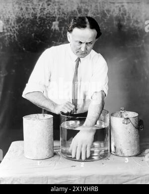 Harry Houdini realizza mani spirituali - 1923 - in questa sequenza di fotografie Houdini ha dimostrato come le mani spiritose apparse alle sedute fossero fatte da esseri meno eterei. In "Un mago tra gli spiriti" Houdini descrisse la frode mediumistica nota come "impronte digitali di uno spirito". Una sagoma della mano di un morto sarebbe stata accuratamente preparata e, durante una seduta con i parenti creduti, le impronte digitali del defunto apparivano su una tromba nera di lampione. Nel suo libro Houdini ha dichiarato quanto segue: "Ci sono due casi registrati in cui le fortune erano in gioco a causa di questo tipo di frode. In uno Foto Stock