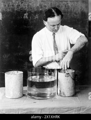 Harry Houdini realizza mani spirituali - 1923 - in questa sequenza di fotografie Houdini ha dimostrato come le mani spiritose apparse alle sedute fossero fatte da esseri meno eterei. In "Un mago tra gli spiriti" Houdini descrisse la frode mediumistica nota come "impronte digitali di uno spirito". Una sagoma della mano di un morto sarebbe stata accuratamente preparata e, durante una seduta con i parenti creduti, le impronte digitali del defunto apparivano su una tromba nera di lampione. Nel suo libro Houdini ha dichiarato quanto segue: "Ci sono due casi registrati in cui le fortune erano in gioco a causa di questo tipo di frode. In uno Foto Stock