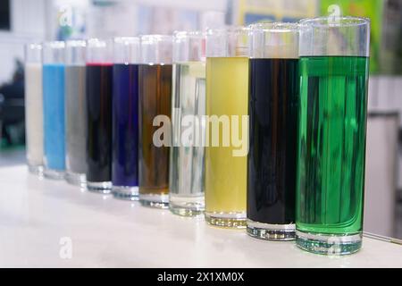 Liquido multicolore in provette per analisi su un supporto. Industria Foto Stock