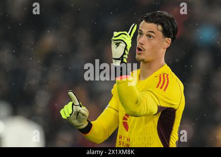 Roma, Italia. 18 febbraio 2024. Il portiere della Roma Mile Svilar durante la partita di calcio della UEFA Europe League seconda tappa dei quarti di finale tra Roma e Milan FC allo Stadio Olimpico di Roma, Italia - giovedì 18 aprile 2024 - Sport Soccer (foto di Alfredo Falcone/LaPresse) crediti: LaPresse/Alamy Live News Foto Stock