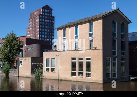 Edifici residenziali lungo il canale nel nuovo quartiere Vathorst di Amersfoort. Foto Stock