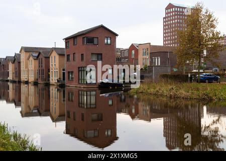 Nuovi e moderni edifici residenziali lungo il fiume Laak nel quartiere Vathorst di Amersfoort. Foto Stock