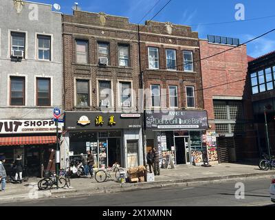 Negozi lungo Avenue U vicino alla 15th Street nel quartiere Homecrest di Brooklyn, New York. Foto Stock