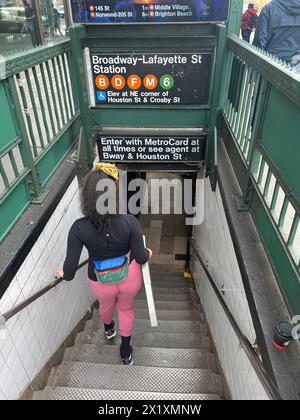 Entrata della metropolitana della strada ferroviaria all'estremità nord del quartiere SOHO a Houston e Broadway a New York City. Foto Stock