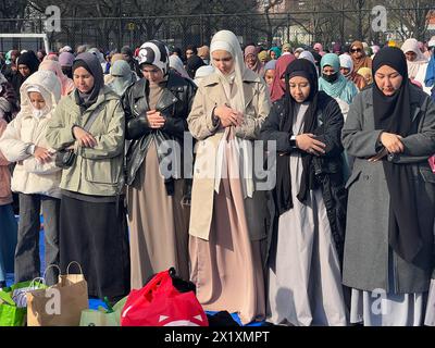 I musulmani si riuniscono per la preghiera al Parade Grounds di Prospect Park dopo il mese del Ramadan su Eid al-Fitr a Brooklyn, New York. Foto Stock