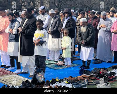 I musulmani si riuniscono per la preghiera al Parade Grounds di Prospect Park dopo il mese del Ramadan su Eid al-Fitr a Brooklyn, New York. Foto Stock