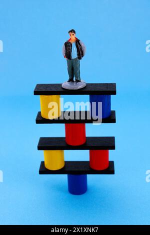 Uomo su struttura bilanciato su un punto di supporto (figura umana in plastica) Foto Stock