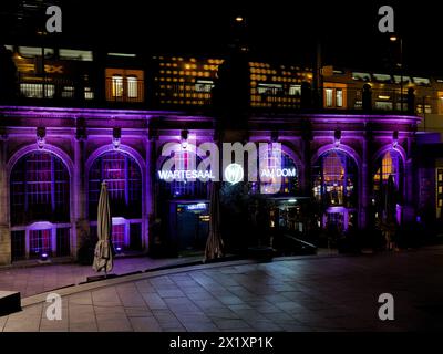 Vecchia sala d'attesa (Wartesaal) presso la Cattedrale di Colonia, nella stazione ferroviaria principale, Colonia, Germania. Vista notturna con luci blu. Foto Stock