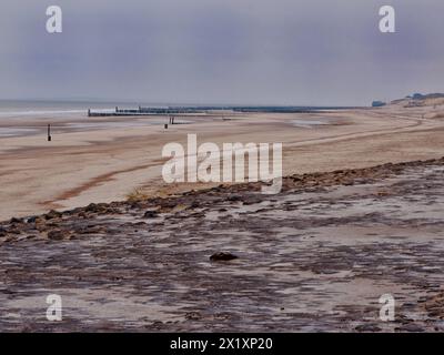 Spiaggia vuota del Mare del Nord con sabbia e onde a Domburg, Zealnd, Paesi Bassi. Foto Stock