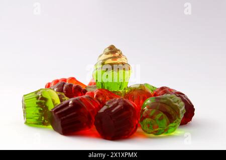 Gummies di colori diversi a forma di cupcake dove uno di loro si sporge Foto Stock