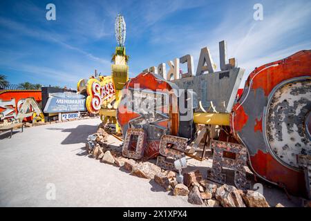 Cartelli abbandonati e scartati nel Neon Museum, noto anche come Neon boneyard a Las Vegas, Nevada. Foto Stock