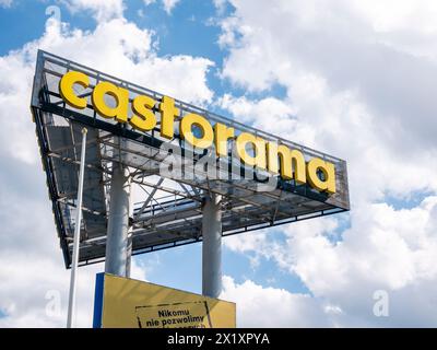 Grande marchio Castorama azienda francese insegna all'aperto fuori dal negozio, nuvoloso cielo marchi di miglioramento della casa, forniture fai da te, negozi europei semplici Foto Stock