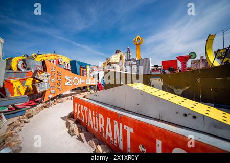 Cartelli abbandonati e scartati nel Neon Museum, noto anche come Neon boneyard a Las Vegas, Nevada. Foto Stock