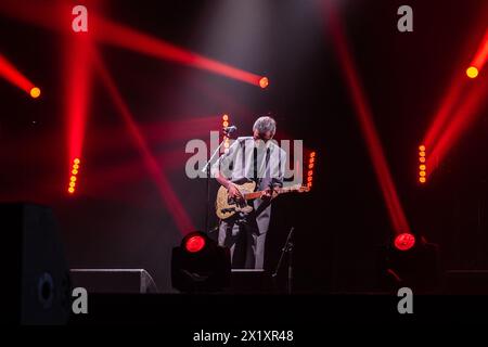 Xoel Lopez, vincitore del premio Best Pop album Award, si esibisce dal vivo ai MIN Independent Music Awards 2024, Saragozza, Spagna Foto Stock