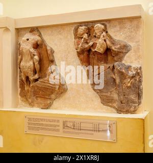 Metope di pietra di poros dal tesoro dei Sikyoniani nel Museo Archeologico di Delfi , Museo di Delfi, Delfi, Grecia. Foto Stock