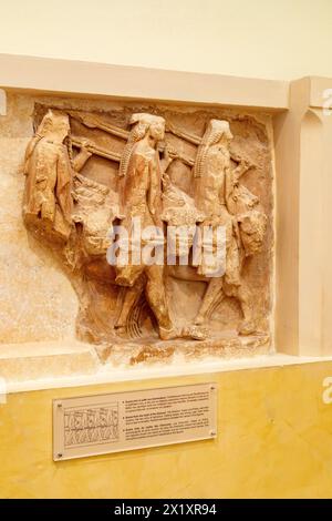 Metope di pietra di poros dal tesoro dei Sikyoniani nel Museo Archeologico di Delfi , Museo di Delfi, Delfi, Grecia. Foto Stock