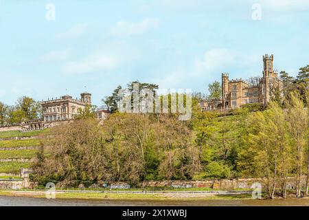 Castello di Eckberg e Villa Stockhausen (castello di Lingner), due dei tre castelli dell'Elba nella valle dell'Elba di Dresda visti dalla sponda opposta del Foto Stock