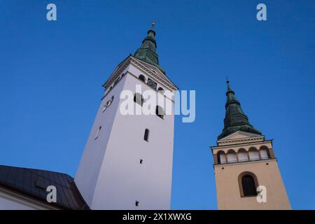 Chiesa e cattedrale della Santissima Trinità e Torre dei Buriani, Zilina, Slovacchia. Edificio storico cristiano sacrale. Punto di riferimento, vista e architettura i Foto Stock