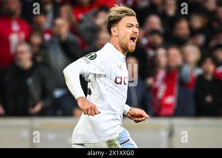 Matty CASH dell'Aston Villa celebra il suo gol durante la UEFA Conference League, i quarti di finale, la partita di calcio di 2a tappa tra Losc Lille e Aston Villa il 18 aprile 2024 allo stadio Pierre Mauroy di Villeneuve-d'Ascq vicino a Lille, in Francia Foto Stock