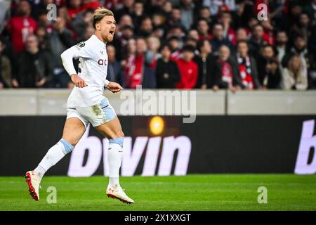 Matty CASH dell'Aston Villa celebra il suo gol durante la UEFA Conference League, i quarti di finale, la partita di calcio di 2a tappa tra Losc Lille e Aston Villa il 18 aprile 2024 allo stadio Pierre Mauroy di Villeneuve-d'Ascq vicino a Lille, in Francia Foto Stock