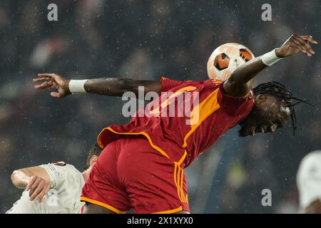 Roma, Italia. 18 febbraio 2024. Tammy Abraham di Roma salta per il pallone alla partita di calcio UEFA Europe League andata dei quarti di finale tra Roma e Milan FC allo Stadio Olimpico di Roma, Italia - giovedì 18 aprile 2024 - Sport Soccer (foto di Alfredo Falcone/LaPresse) credito: LaPresse/Alamy Live News Foto Stock