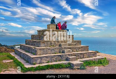 Follia piramidale a gradini, nota anche come Wishing Stone, costruita nel 1852 a Killiney Hill, Contea di Dublino, Irlanda. Foto Stock