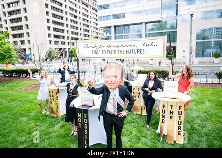 Il 18 aprile il FMI e la Banca mondiale hanno avuto il loro incontro di primavera 2024 a Washington DC Ecco alcune foto fuori dalle proteste degli incontri Foto Stock