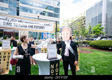 Il 18 aprile il FMI e la Banca mondiale hanno avuto il loro incontro di primavera 2024 a Washington DC Ecco alcune foto fuori dalle proteste degli incontri Foto Stock