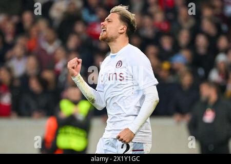 Lille, Francia. 18 aprile 2024. LILLE, FRANCIA - 18 APRILE: Matty Cash dell'Aston Villa festeggia dopo aver segnato il primo gol della squadra durante i quarti di finale di seconda tappa - UEFA Europa Conference League 2023/24 partita tra Lille OSC e Aston Villa allo Stade Pierre-Mauroy il 18 aprile 2024 a Lille, Francia. (Foto di Matthieu Mirville/Agenzia BSR) credito: Agenzia BSR/Alamy Live News Foto Stock