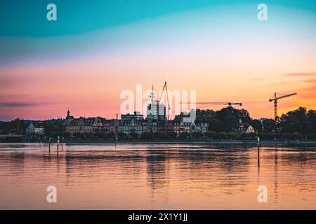 Descrizione: Splendida vista dell'alba sul sito di costruzione di Peters Glück dalla statua di Imperia nelle prime ore del mattino. Porto dei piroscafi, Costanza, Baden-Würt Foto Stock