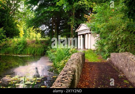 Il Doric Temple dispone di bagni di acqua fredda accanto a un lago nel Luttrellstown Castle Grounds, contea di Dublino, Irlanda. Foto Stock