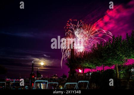 Splendidi fuochi d'artificio al festival delle luci di lago a Bodensee. Costanza, Baden-Württemberg, Germania. Foto Stock