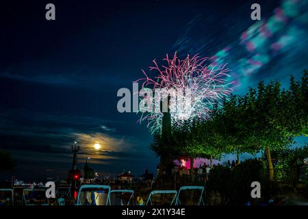 Splendidi fuochi d'artificio al festival delle luci di lago a Bodensee. Costanza, Baden-Württemberg, Germania. Foto Stock