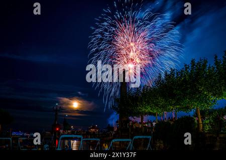 Splendidi fuochi d'artificio al festival delle luci di lago a Bodensee. Costanza, Baden-Württemberg, Germania. Foto Stock