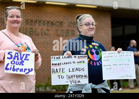 Prattville, Alabama, Stati Uniti d'America - 16 marzo 2024: Due donne tengono i segni di protesta fatti a mano in opposizione alle recenti azioni del Consiglio della biblioteca. Per rimuovere LGBTQ+ Foto Stock